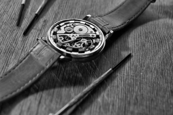 Uhrmacher Repariert Die Mechanischen Uhren Seiner Werkstatt — Stockfoto