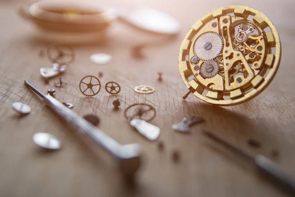 Relojero Está Reparando Los Relojes Mecánicos Taller —  Fotos de Stock