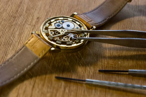 Horloger Répare Les Montres Mécaniques Dans Son Atelier — Photo