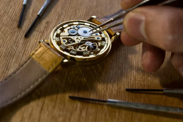 Relojero Está Reparando Los Relojes Mecánicos Taller — Foto de Stock