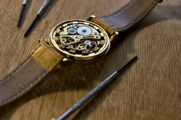 Orologiaio Sta Riparando Gli Orologi Meccanici Nella Sua Officina — Foto Stock