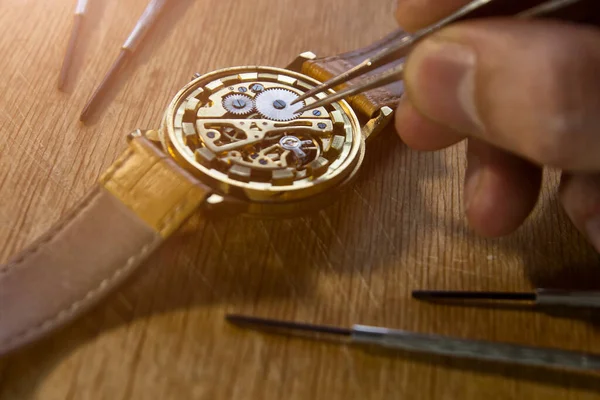 Orologiaio Sta Riparando Gli Orologi Meccanici Nella Sua Officina — Foto Stock