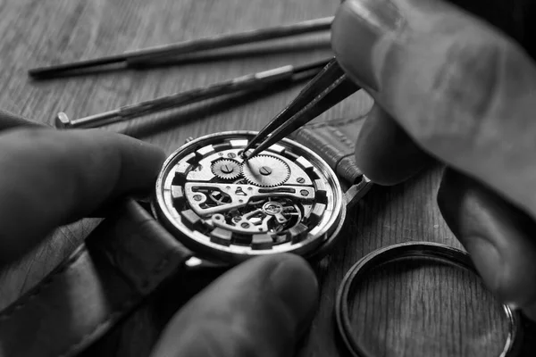 Orologiaio Sta Riparando Gli Orologi Meccanici Nella Sua Officina — Foto Stock