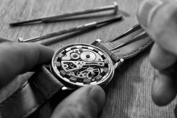 Watchmaker Repairing Mechanical Watches His Workshop — Stock Photo, Image