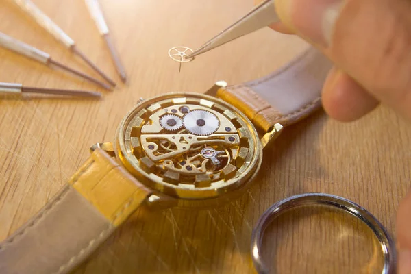 Relojero Está Reparando Los Relojes Mecánicos Taller — Foto de Stock