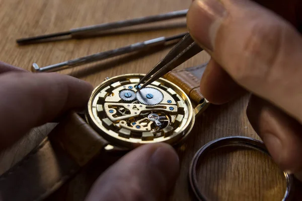 Relojero Está Reparando Los Relojes Mecánicos Taller — Foto de Stock