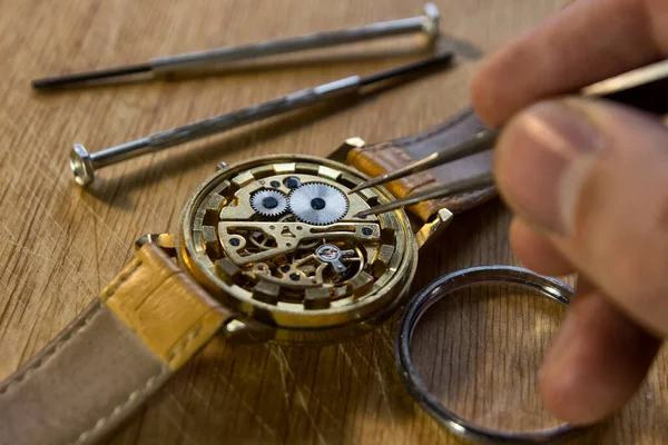 Urmakaren Reparerar Mekaniska Klockor Sin Verkstad — Stockfoto