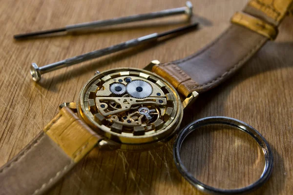 Orologiaio Sta Riparando Gli Orologi Meccanici Nella Sua Officina — Foto Stock