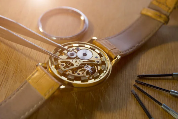 Horloger Répare Les Montres Mécaniques Dans Son Atelier — Photo