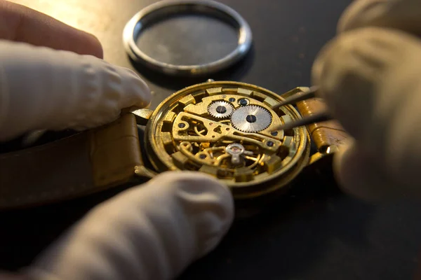 钟表匠正在修理他车间里的机械手表 — 图库照片