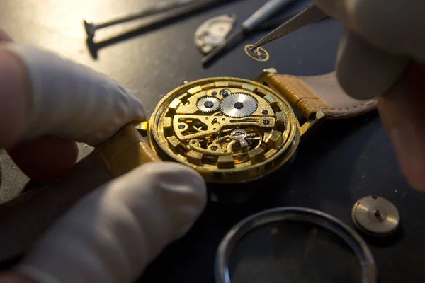 Relojero Está Reparando Los Relojes Mecánicos Taller —  Fotos de Stock