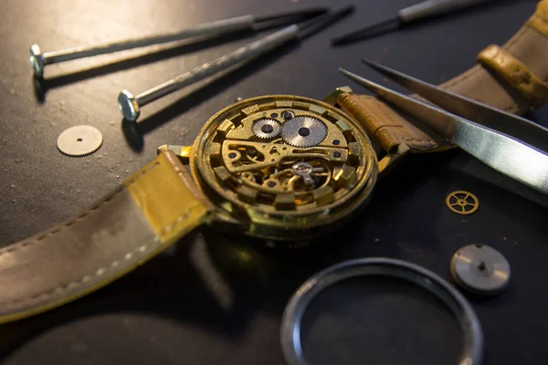 Orologiaio Sta Riparando Gli Orologi Meccanici Nella Sua Officina — Foto Stock