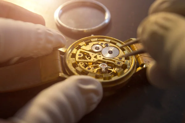 Ωρολογοποιός Επισκευάζει Μηχανικά Ρολόγια Στο Εργαστήριό Του — Φωτογραφία Αρχείου