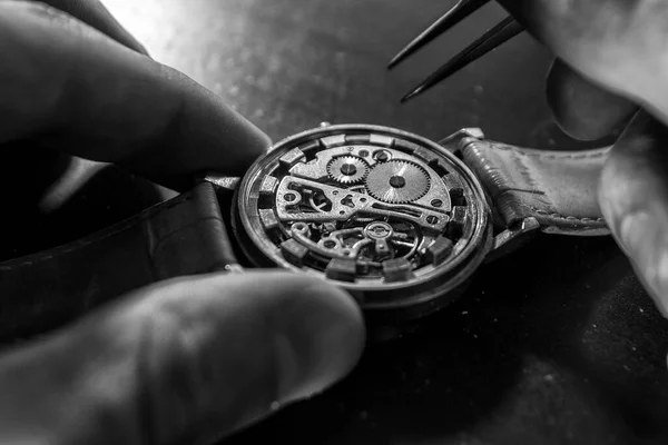 Relojero Está Reparando Los Relojes Mecánicos Taller —  Fotos de Stock