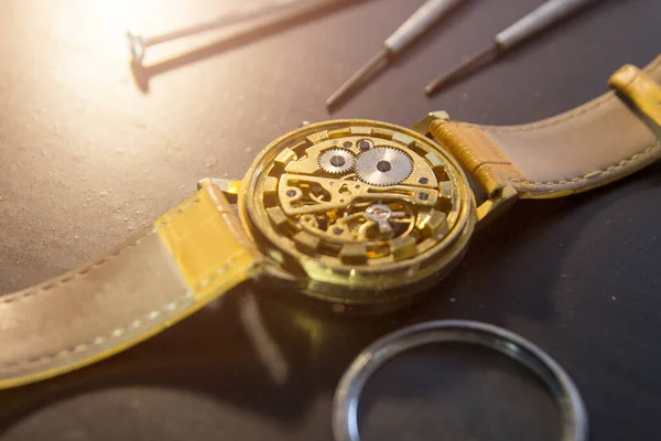 Orologiaio Sta Riparando Gli Orologi Meccanici Nella Sua Officina — Foto Stock