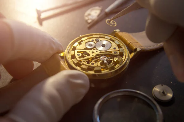 Relojero Está Reparando Los Relojes Mecánicos Taller —  Fotos de Stock