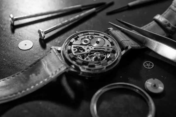 Urmakaren Reparerar Mekaniska Klockor Sin Verkstad — Stockfoto