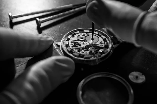 钟表制造商正在修理一款老式自动手表 — 图库照片