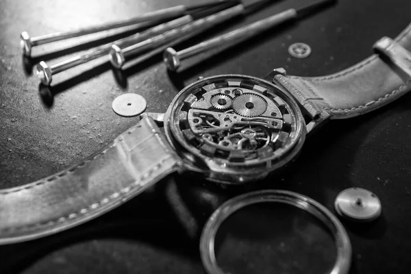 Uhrmacher Repariert Eine Alte Automatikuhr — Stockfoto