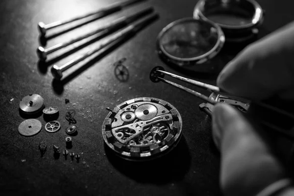 Виробник Годинників Ремонтує Старовинний Автоматичний Годинник — стокове фото