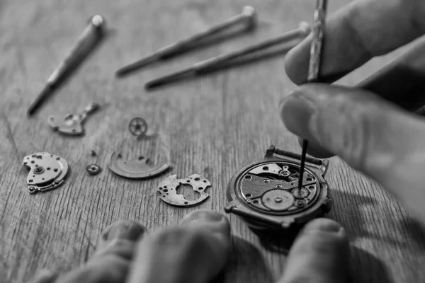 Horlogemaker Repareert Een Vintage Automatisch Horloge — Stockfoto