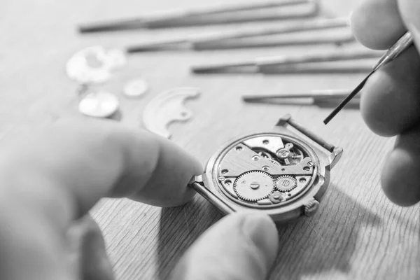 Horlogemaker Repareert Een Vintage Automatisch Horloge — Stockfoto