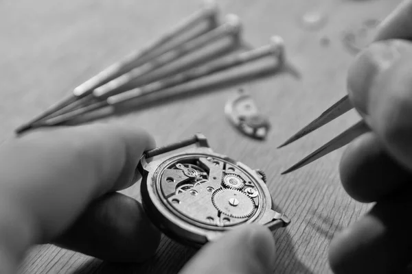 Ωρολογοποιός Επισκευάζει Ένα Παλιό Αυτόματο Ρολόι — Φωτογραφία Αρχείου