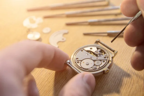 時計メーカーはヴィンテージ自動時計を修理している — ストック写真