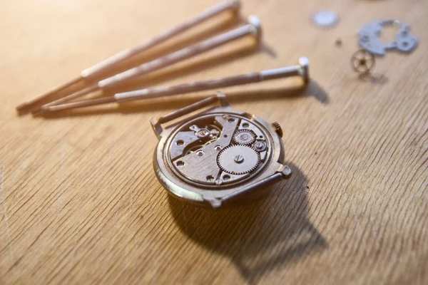 钟表匠正在修理一只老式的自动手表 — 图库照片