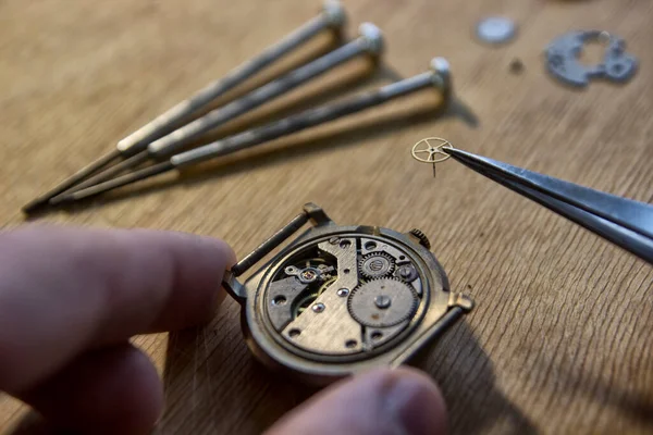 Relojero Está Reparando Reloj Automático Vintage — Foto de Stock