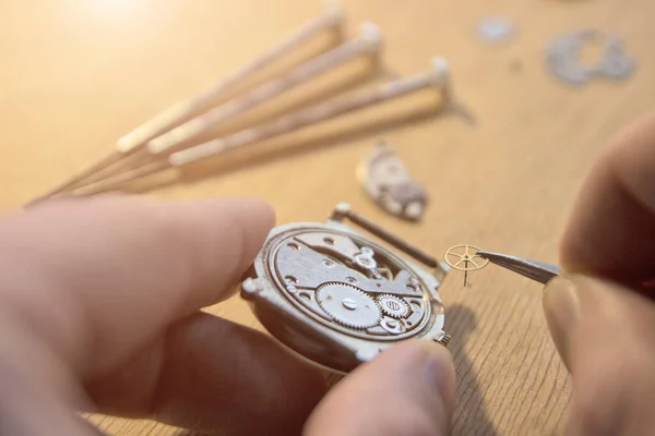 Orologiaio Sta Riparando Gli Orologi Meccanici Nella Sua Officina — Foto Stock