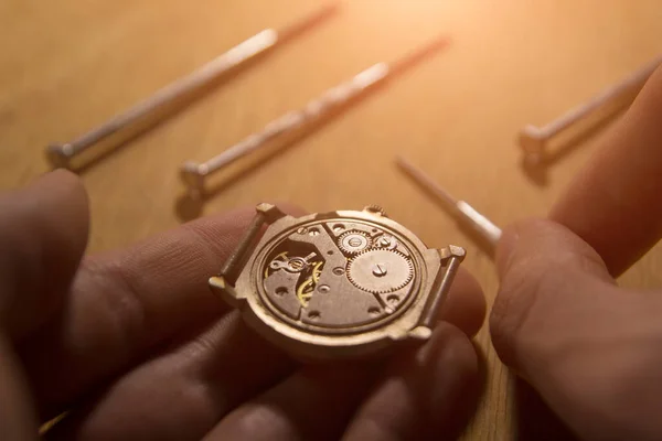 Relojoeiro Está Reparando Relógios Mecânicos Sua Oficina — Fotografia de Stock