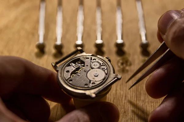 Relojero Está Reparando Los Relojes Mecánicos Taller —  Fotos de Stock