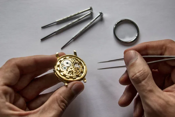 Orologiaio Sta Riparando Gli Orologi Meccanici Nella Sua Officina — Foto Stock