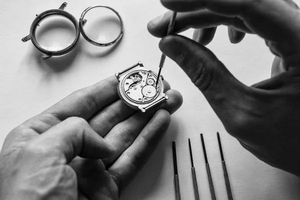 Horloger Répare Les Montres Mécaniques Dans Son Atelier — Photo