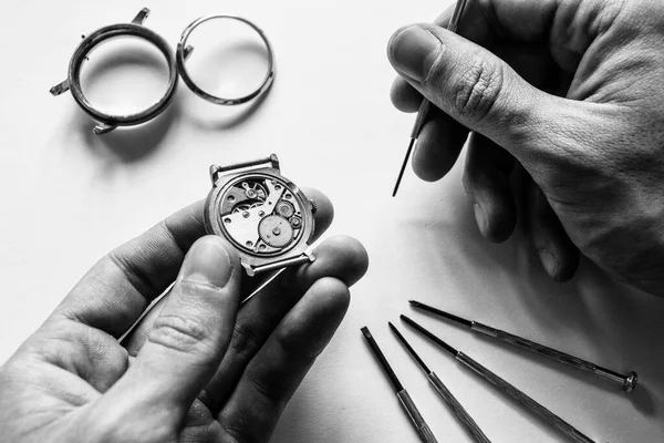 Orologiaio Sta Riparando Gli Orologi Meccanici Nella Sua Officina — Foto Stock