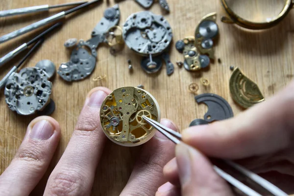 Orologiaio Sta Riparando Gli Orologi Meccanici Nella Sua Officina — Foto Stock