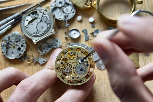 Relojero Está Reparando Los Relojes Mecánicos Taller —  Fotos de Stock