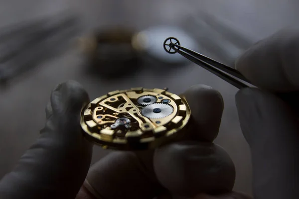 Zegarmistrz Naprawia Mechaniczne Zegarki Jego Warsztacie — Zdjęcie stockowe