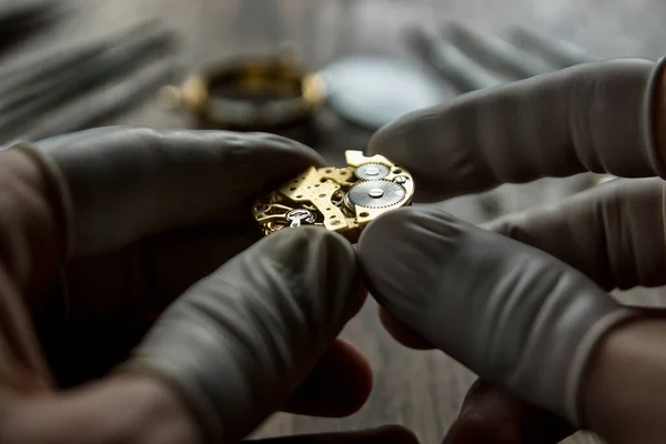 Orologiaio Sta Riparando Gli Orologi Meccanici Nella Sua Officina — Foto Stock