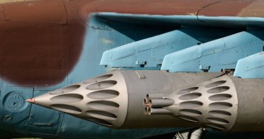 Askeri uçaklar, eski silahlar, tam güçte.