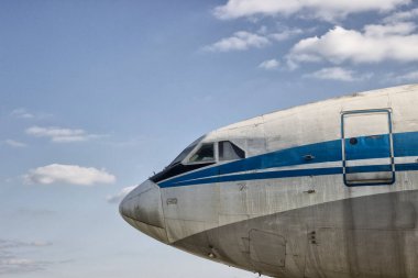 Eski yolcu uçağı, gündüz, mavi bulutlu gökyüzü