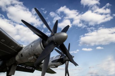 Eski uçaklardan, bulutlardan, gökyüzünden güçlü pervaneler.