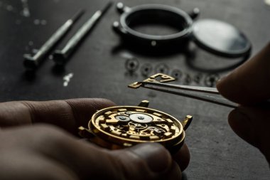 Mekanik saat tamiri. Saatçi tamir ediyor.