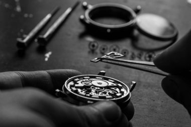 Mekanik saat tamiri. Saatçi tamir ediyor.