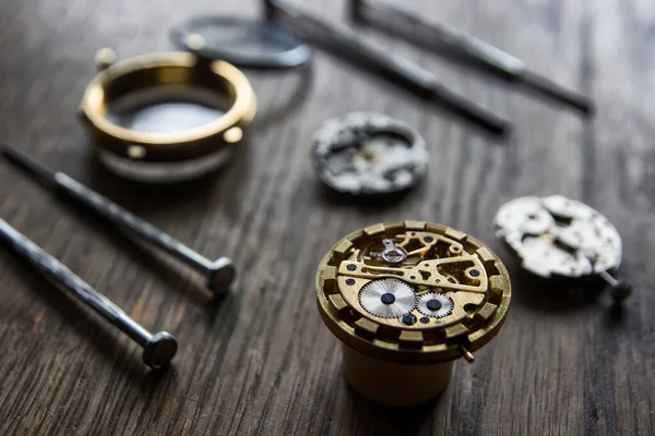 Relojoeiro Está Reparando Relógios Mecânicos Sua Oficina — Fotografia de Stock