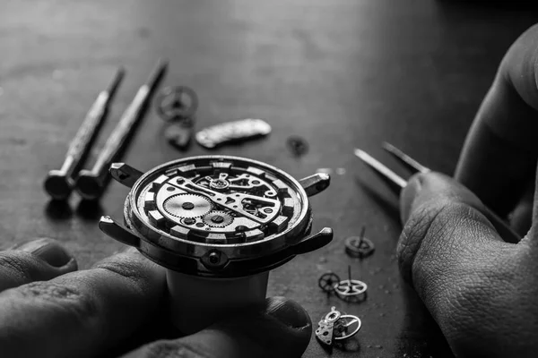 Mekanisk Klocka Reparation Urmakaren Reparerar — Stockfoto