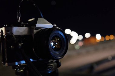 Gece kamerası, bir sürü ışık, zenci fotoğrafçılığı.