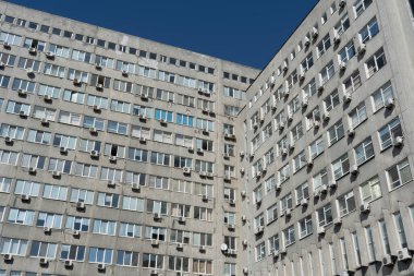 Klimalı gri bir ev, Sovyet evi.