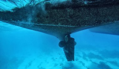 Gemi pervanesi suyun altında, renkli olanları kapatın.